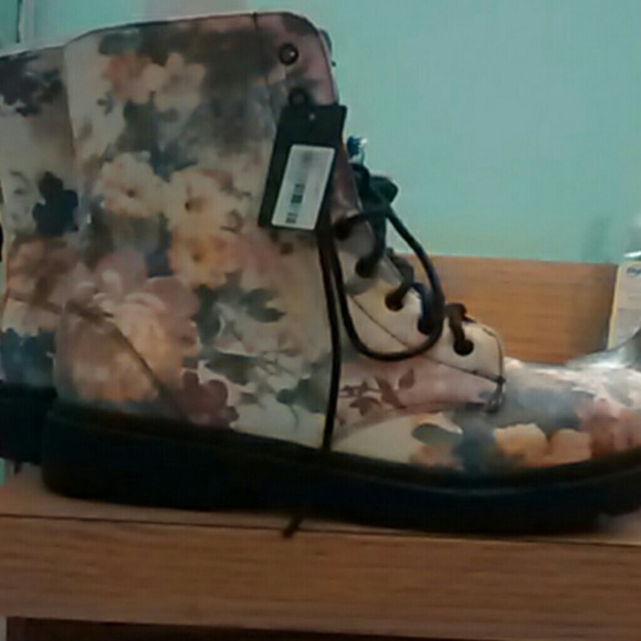 Forever 21 XXI floral boots 8.5