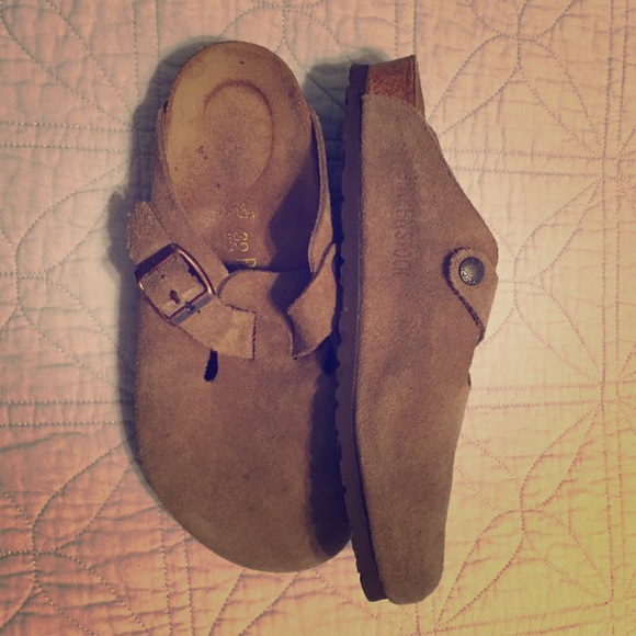 EUC Birkenstock Women's clogs sand/tan suede