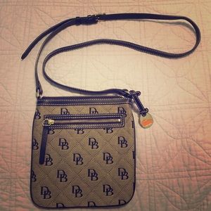 EUC Dooney & Bourke canvas signature crossbody