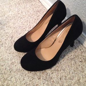 Black pumps