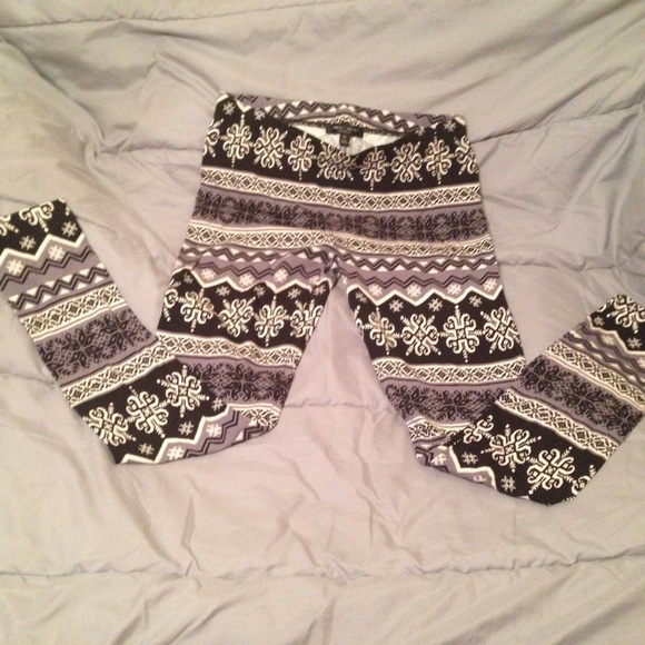 LAST CHANCE!! Snowflake Leggings