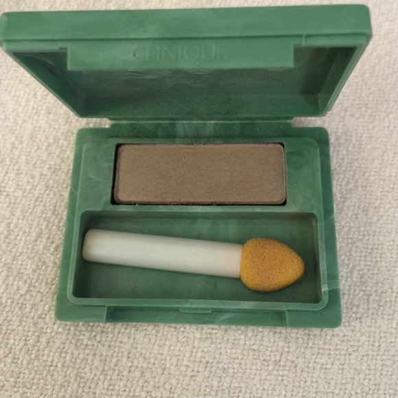 Clinique eyeshadow in 85 toasted almond