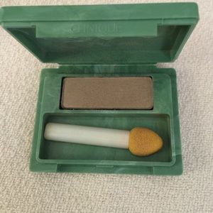 Clinique eyeshadow in 85 toasted almond