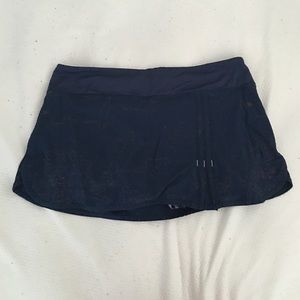 Super cute lulu lemon skirt, navy and gold! Size 8