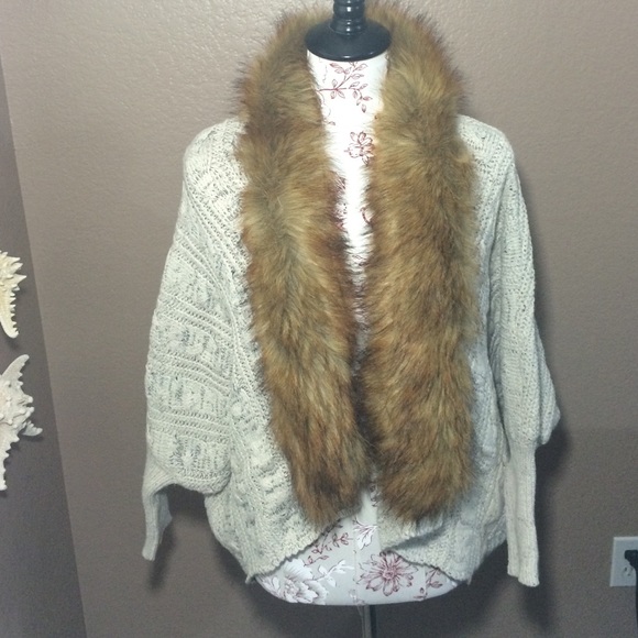 Sweater with detachable fur collar