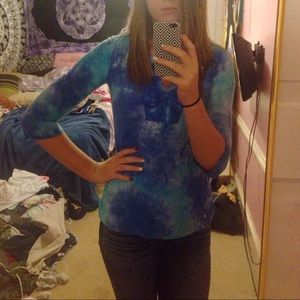 Quarter length blue tye dye shirt