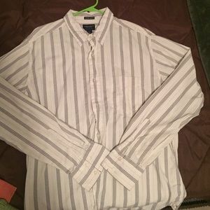 Men's American eagle button up. White with gray.