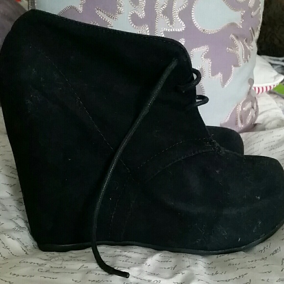 BLACK LACE UP WEDGE