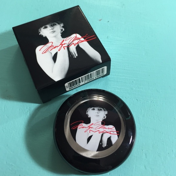 MAC eyeshadow - Marilyn Monroe "How to Marry"