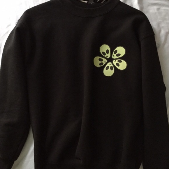 Alien crew neck
