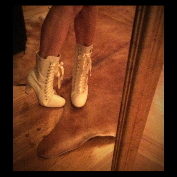 RARE! Vintage 80's ivory leather lace heels 💞
