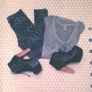 HP🎉 Gypsan Blue Paisley Fleece Leggings