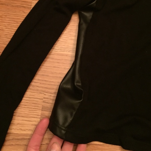 GUESS top - Picture 2 of 3