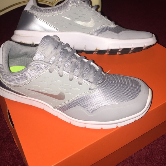 LIKE NEW NIKE RUNNING SHOES!!