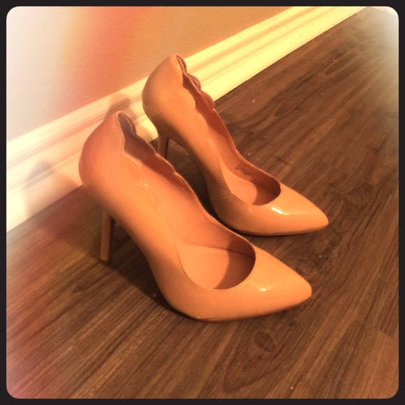 BETSEY JOHNSON Raciee Pump in Nude