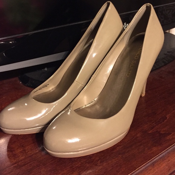 Nude pumps