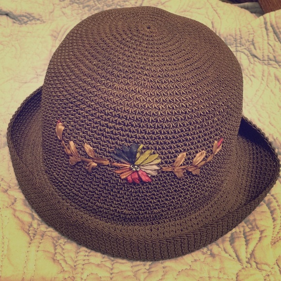 Sweet hat...perfect for a little girl! 🍁🍂