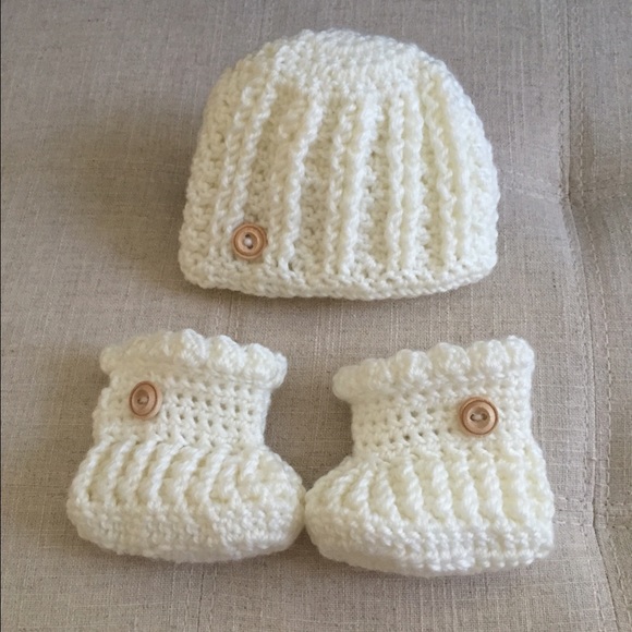 Cream baby girl hat and bootie set - Picture 2 of 2
