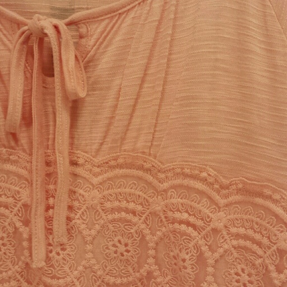Feminine top with lace - Picture 2 of 3