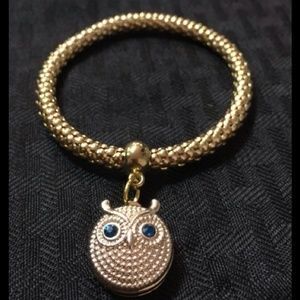 Gold tone bracelet with owl charm