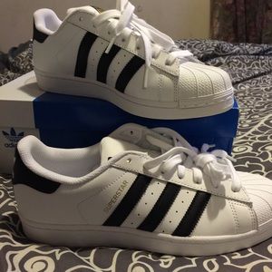 Adidas superstars.