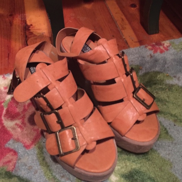Deena & Ozzy Super Cute Camel color platforms - Picture 1 of 4