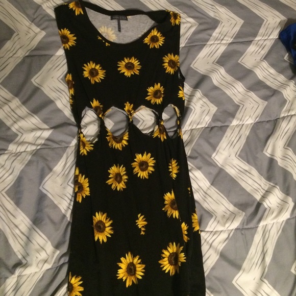 Kendall & Kylie Dresses & Skirts - Kendall and Kylie sunflower cutout dress