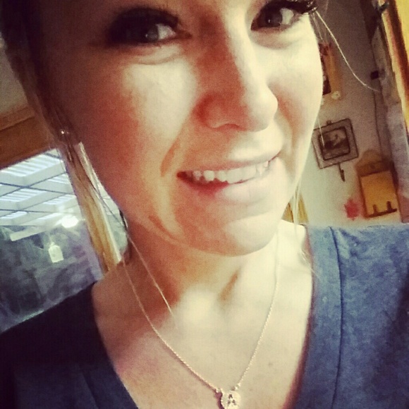 Meet your Posher, Amanda - Picture 2 of 2