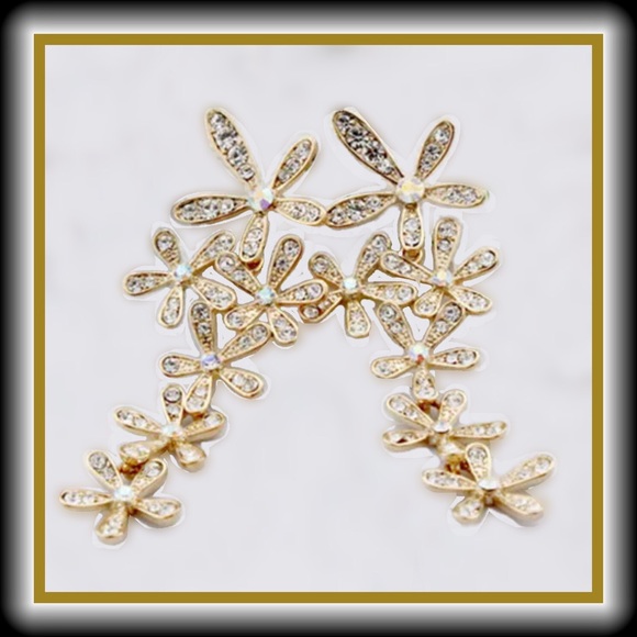 CRYSTAL EARRINGS  SILVER OR GOLDTONE      ๐HPx2๐ - Picture 2 of 4