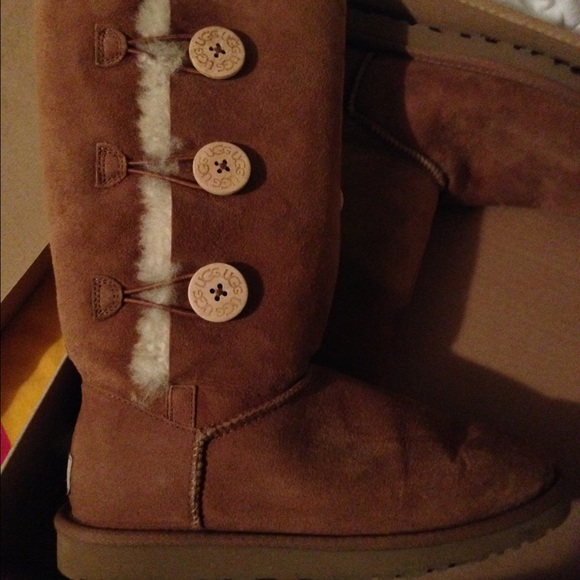 UGGS BAILEY BUTTON