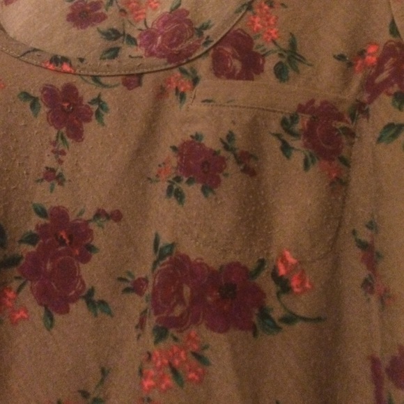 Charlotte Russe Tee - Picture 3 of 4