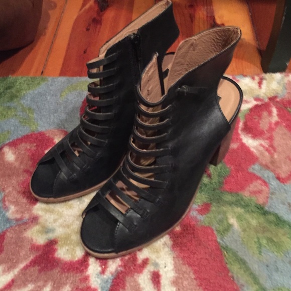 Beautiful brand new peep toe leather heals