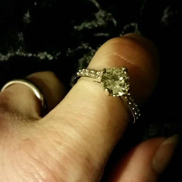 Solitaire 18k White Gold Ring