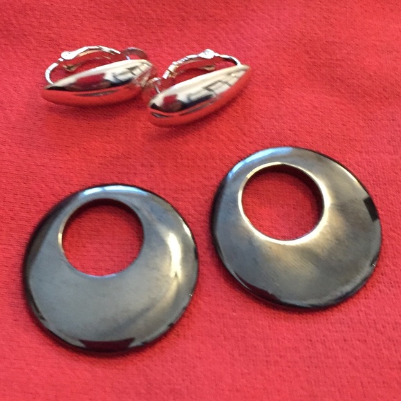 Mod '70s Earrings - Picture 3 of 3