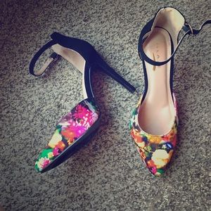 Floral print & black high heeled shoes
