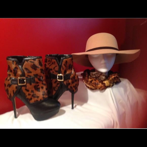 Bakers size 8.5 Ladies Animal Print Boots.