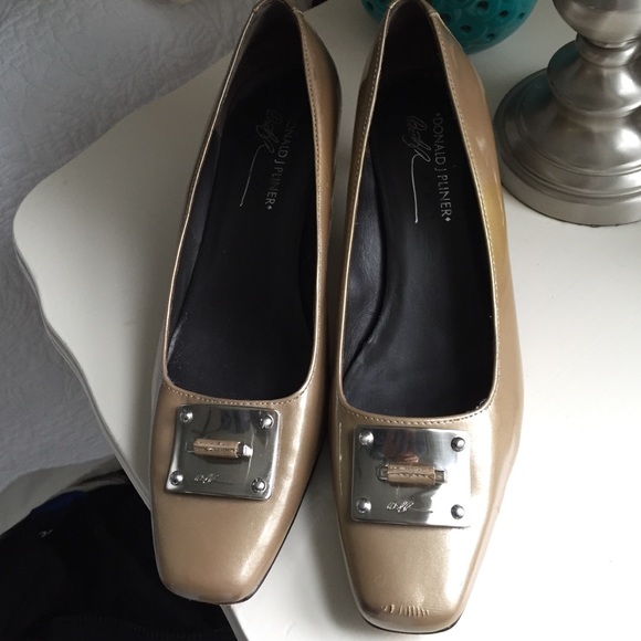Donald J Pliner Size 9.5 Gold/Tan Kitten Heels
