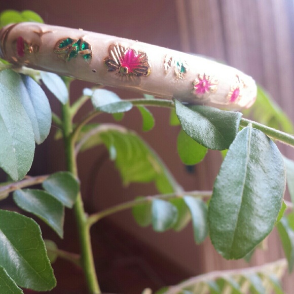 White enamel clasp bracelet bangle - Picture 3 of 3