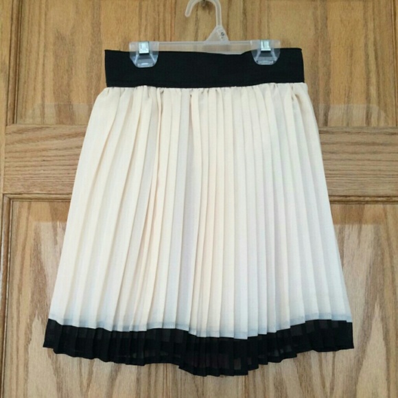 Cream and black pleated skirt