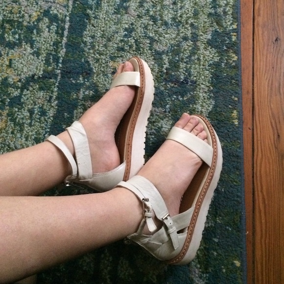 Dolce Vita cream colored flatform sandals US 7