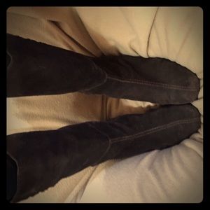 Mid-high suede boots