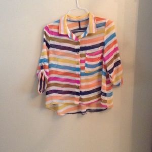 Strapped button up shirt. M.