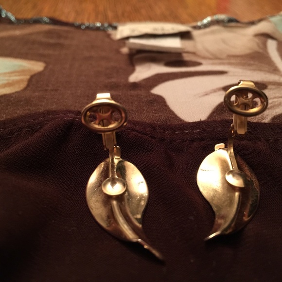 VINTAGE "GIOVINNA" GOLD LEAF CLIP ON EARRINGS - Picture 2 of 2