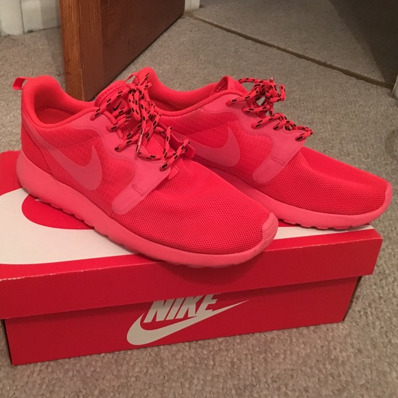 Nike Rosherun Hyperfuse size 7 women (box incld)