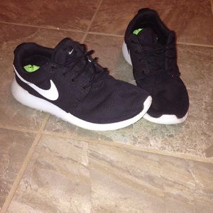 Black & White Nike Roshes