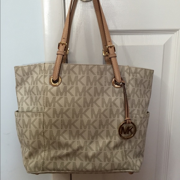 Michael Kors Handbags - 💝TRADED💖 Michael Kors Jet Set tote in Vanilla