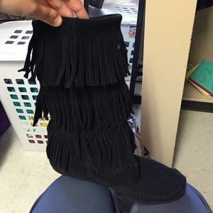Minnetonka fringe boots in black PRICE FIRM