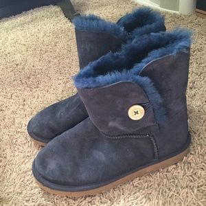 Short navy Uggs with side button