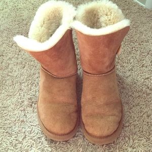 Short camel colored UGGs with side button
