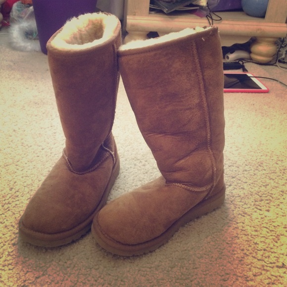 UGGS .. Barely worn tan brown color